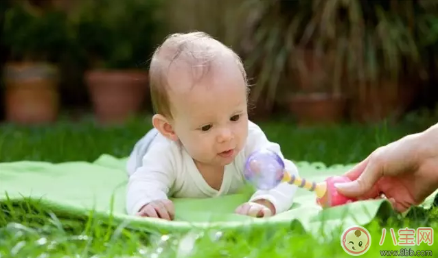 寶寶爬行怎么教 教會寶寶爬行小技巧 寶寶爬行怎么教 教會寶寶爬行小技巧