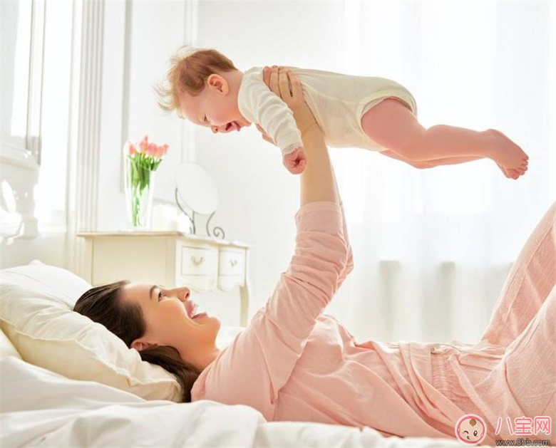 新生寶寶怎么抱     抱寶寶的正確姿勢(shì)