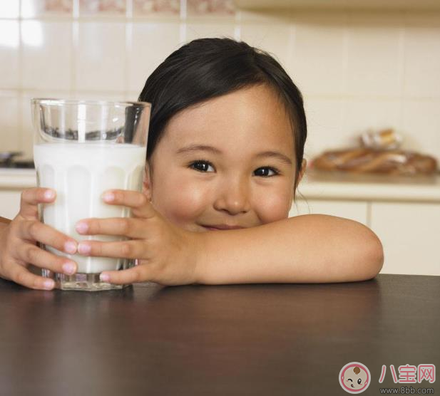 孩子喝牛奶要注意些什么 什么奶對寶寶的成長沒有幫助 孩子喝牛奶要注意些什么 什么奶對寶寶的成長沒有幫助