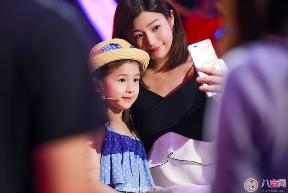 孩子什么時(shí)候睡覺(jué)好 賈靜雯帶咘咘參加晚宴她累到睡著 孩子什么時(shí)候睡覺(jué)好 賈靜雯帶咘咘參加晚宴她累到睡著