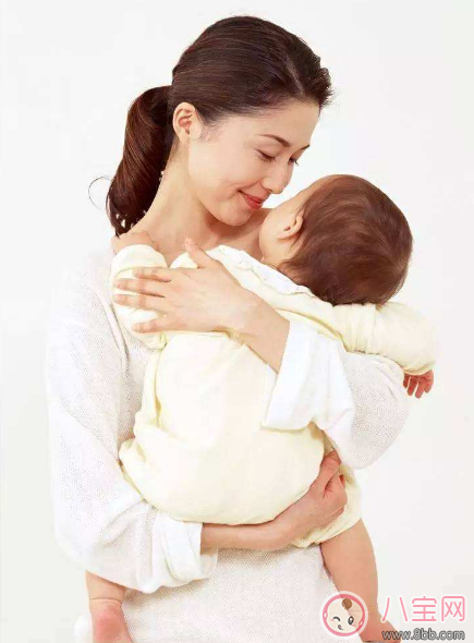 孩子什么時(shí)候睡覺(jué)好 賈靜雯帶咘咘參加晚宴她累到睡著 孩子什么時(shí)候睡覺(jué)好 賈靜雯帶咘咘參加晚宴她累到睡著