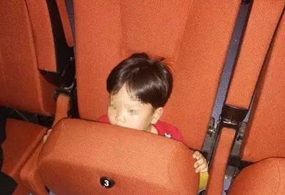 危險(xiǎn)！電影院座椅會(huì)“吃”小孩 家長應(yīng)抱著孩子觀影