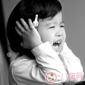 危險(xiǎn)！電影院座椅會(huì)“吃”小孩 家長應(yīng)抱著孩子觀影