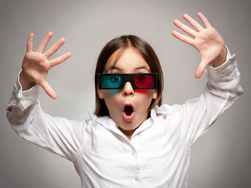 危險(xiǎn)！電影院座椅會(huì)“吃”小孩 家長應(yīng)抱著孩子觀影