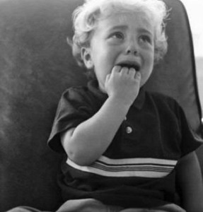 危險(xiǎn)！電影院座椅會(huì)“吃”小孩 家長應(yīng)抱著孩子觀影