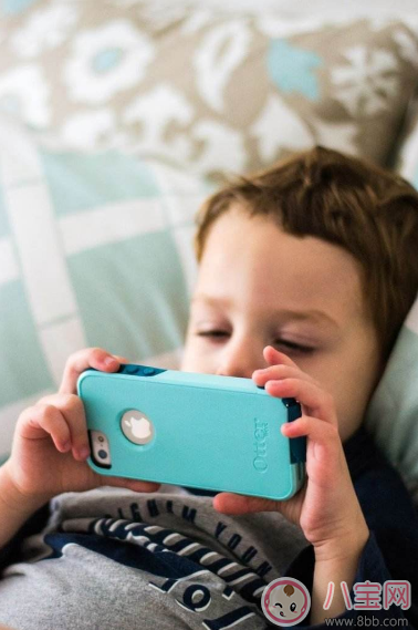 孩子沉迷手機延誤學業(yè)怎么辦 讓孩子遠離手機的辦法