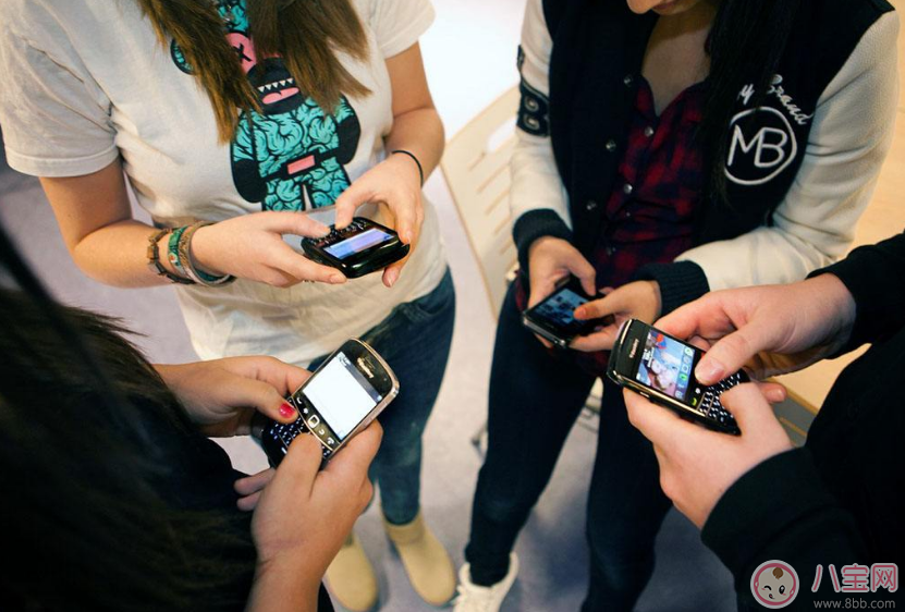 孩子沉迷手機延誤學業(yè)怎么辦 讓孩子遠離手機的辦法