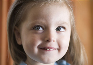 寶寶愛咬嘴唇的原因 如何糾正寶寶咬嘴唇