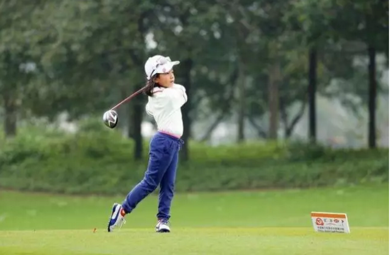 劉國梁教女兒高爾夫獲世界亞軍！父母如何成為孩子的榜樣