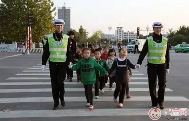 汪涵愛妻楊樂樂牽3歲小沐沐出行 國慶節(jié)出行小心孩子安全隱患