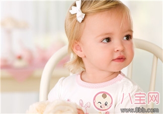 寶寶吃飯時爸爸的這個舉動 險些讓他送命！