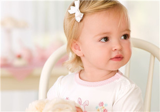 寶寶吃飯時爸爸的這個舉動 險些讓他送命！