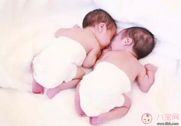 星二代睡姿誰(shuí)錯(cuò)了？馨爺鎖喉阿拉蕾凹造型