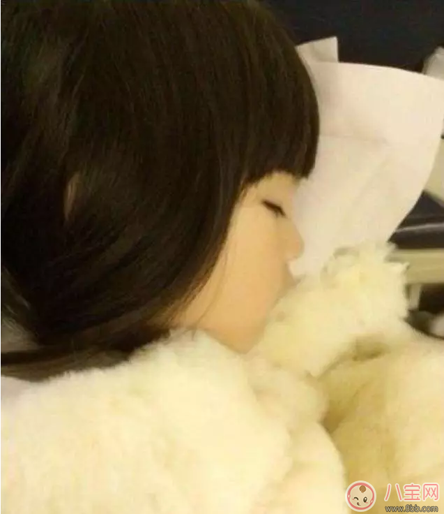 星二代睡姿誰(shuí)錯(cuò)了？馨爺鎖喉阿拉蕾凹造型