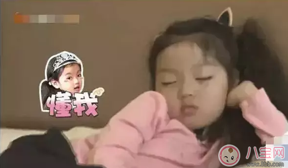 星二代睡姿誰(shuí)錯(cuò)了？馨爺鎖喉阿拉蕾凹造型