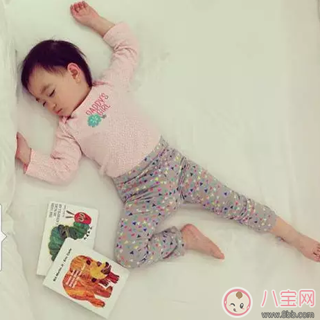 星二代睡姿誰(shuí)錯(cuò)了？馨爺鎖喉阿拉蕾凹造型