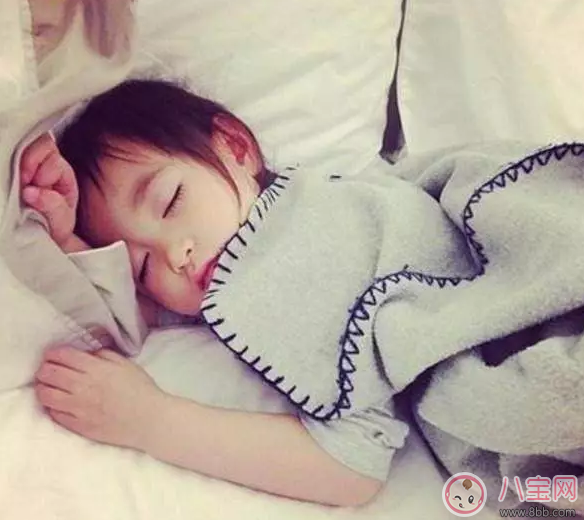 星二代睡姿誰(shuí)錯(cuò)了？馨爺鎖喉阿拉蕾凹造型