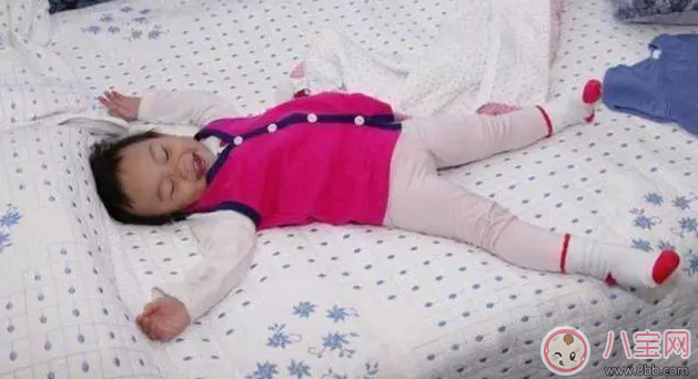 星二代睡姿誰(shuí)錯(cuò)了？馨爺鎖喉阿拉蕾凹造型