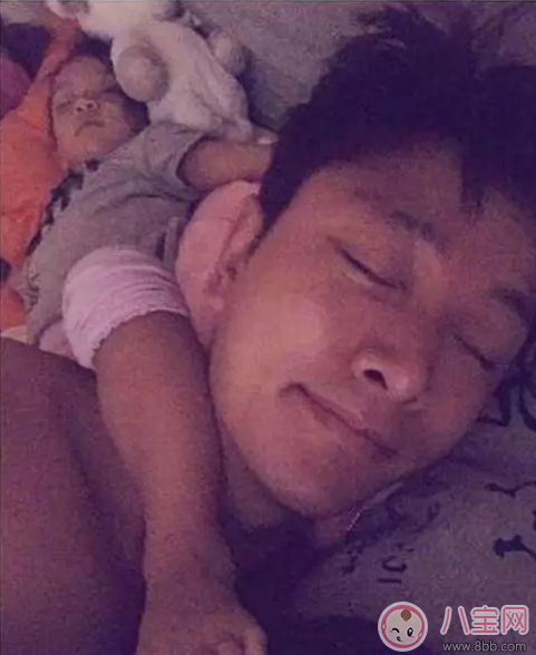 星二代睡姿誰(shuí)錯(cuò)了？馨爺鎖喉阿拉蕾凹造型