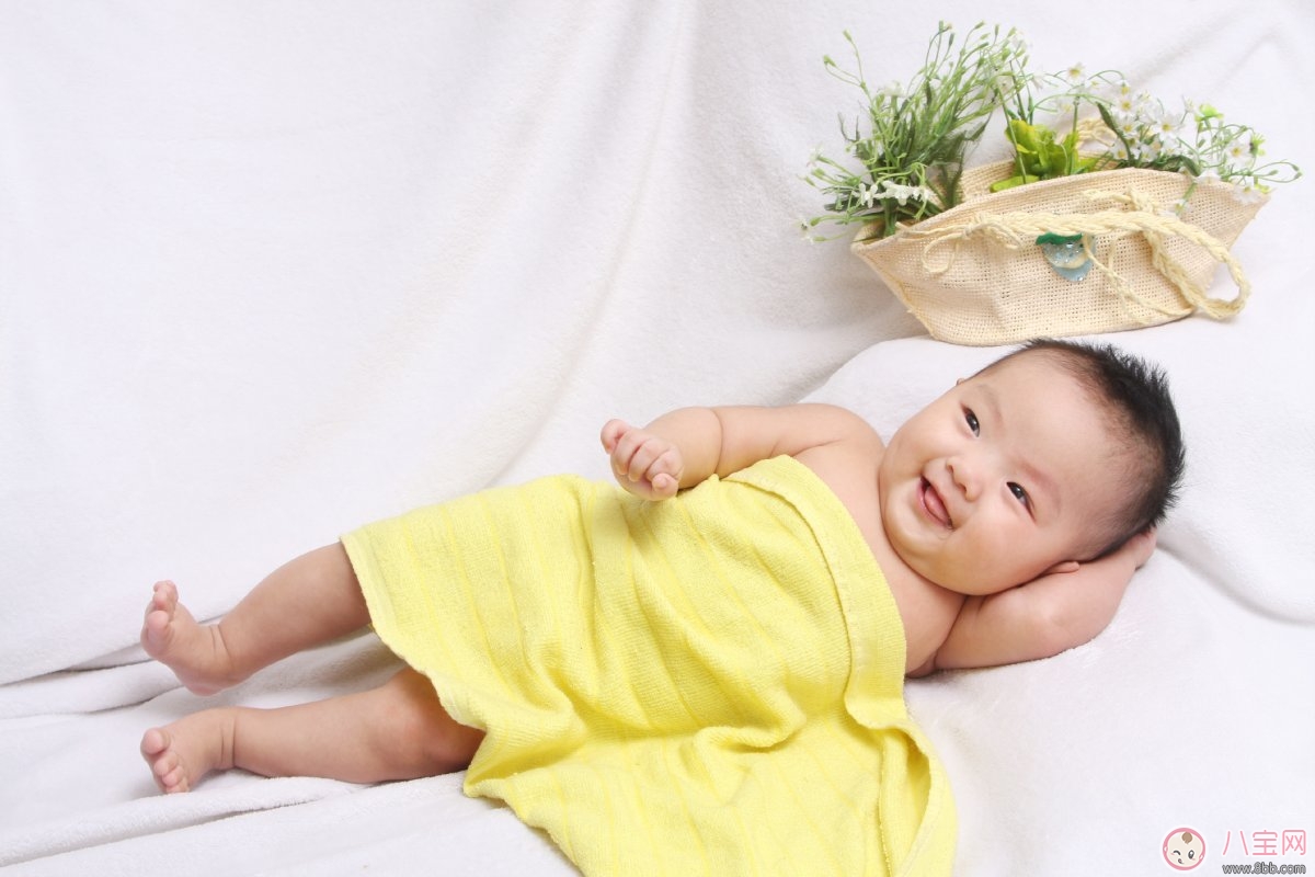 星二代睡姿誰(shuí)錯(cuò)了？馨爺鎖喉阿拉蕾凹造型