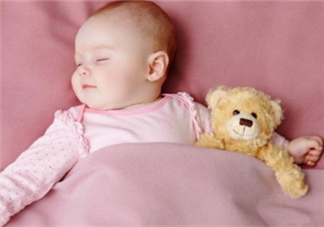 星二代睡姿誰錯了？馨爺鎖喉阿拉蕾凹造型