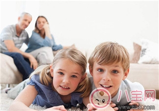 家里有小小電子產(chǎn)品迷 如何管教孩子玩手機