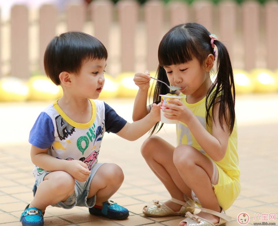 父母讓8歲姐給1歲弟洗澡 “洗”成一場大禍 父母讓8歲姐給1歲弟洗澡 “洗”成一場大禍