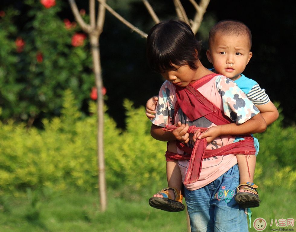 父母讓8歲姐給1歲弟洗澡 “洗”成一場大禍 父母讓8歲姐給1歲弟洗澡 “洗”成一場大禍