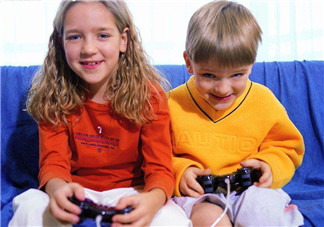 父母讓8歲姐給1歲弟洗澡 “洗”成一場大禍