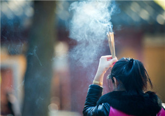 鬼月適合廟里燒香嗎 鬼月燒香注意事項有哪些