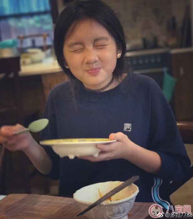 黃多多吃飯超享受 網(wǎng)友卻只關(guān)注她帶耳釘和choker 黃多多吃飯超享受 網(wǎng)友卻只關(guān)注她帶耳釘和choker