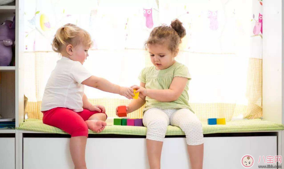 上學(xué)后就不愿意和別人交流 孩子社交能力差如何培養(yǎng)