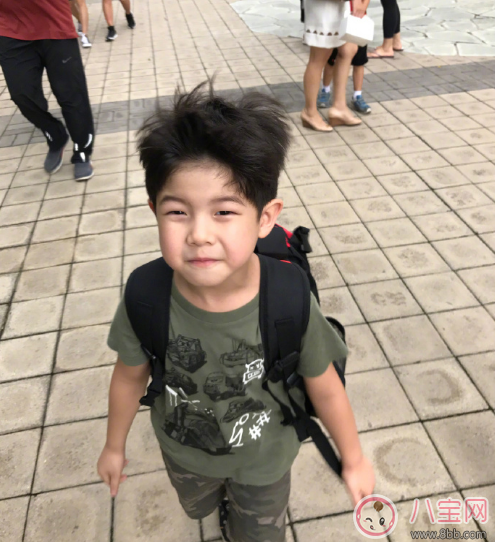 安吉上學(xué)了眼睛居然有點(diǎn)濕潤(rùn) 安吉上學(xué)去的哪個(gè)學(xué)校