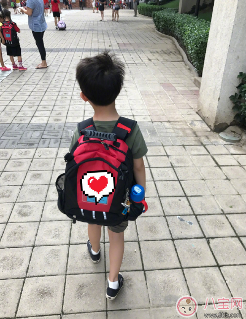 安吉上學(xué)了眼睛居然有點(diǎn)濕潤(rùn) 安吉上學(xué)去的哪個(gè)學(xué)校