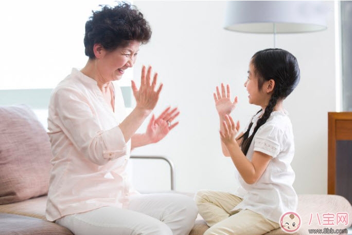 老人帶孩子好不好 老人帶娃說(shuō)的這些話會(huì)毀了孩子