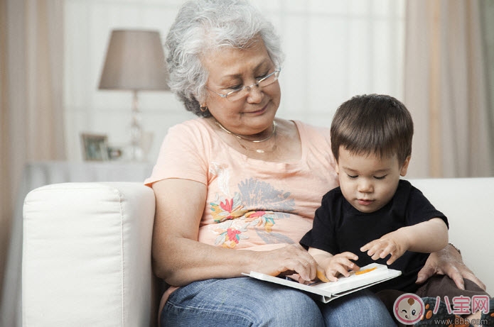 老人帶孩子好不好 老人帶娃說(shuō)的這些話會(huì)毀了孩子
