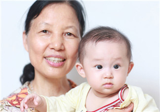 老人帶孩子好不好 老人帶娃說的這些話會毀了孩子