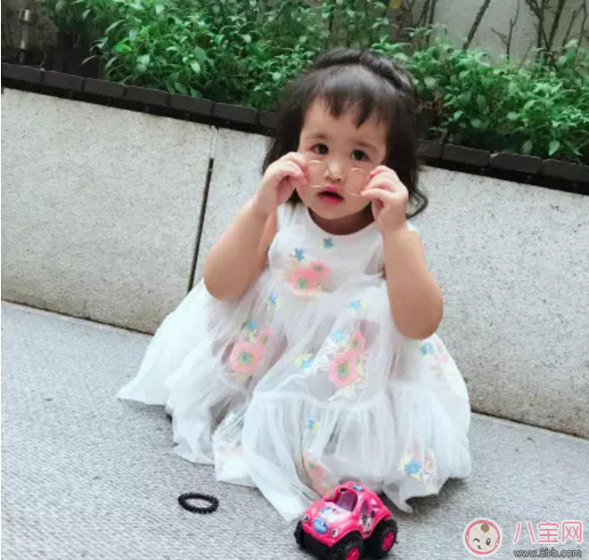 包貝爾罵哭女兒，只因她亂扔?xùn)|西！怎么管才好？