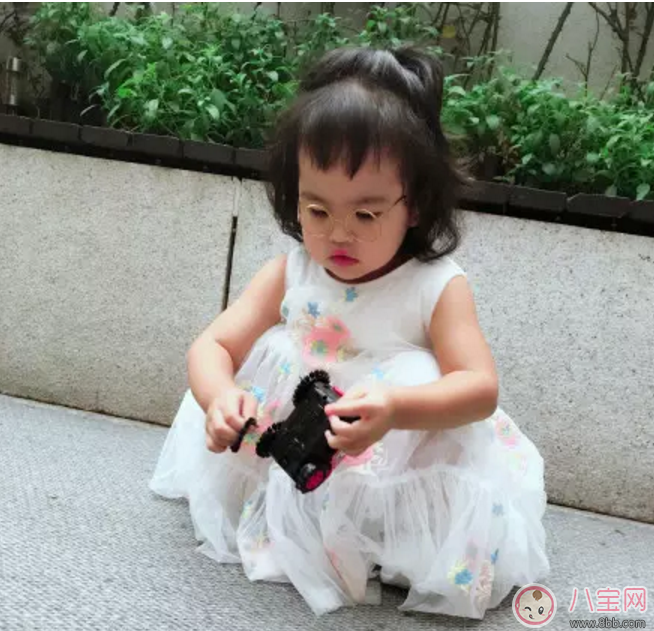 包貝爾罵哭女兒，只因她亂扔?xùn)|西！怎么管才好？