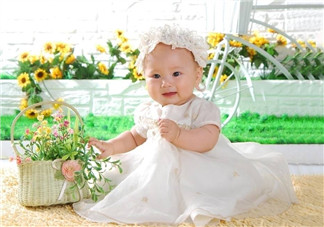 包貝爾罵哭女兒，只因她亂扔?xùn)|西！怎么管才好？