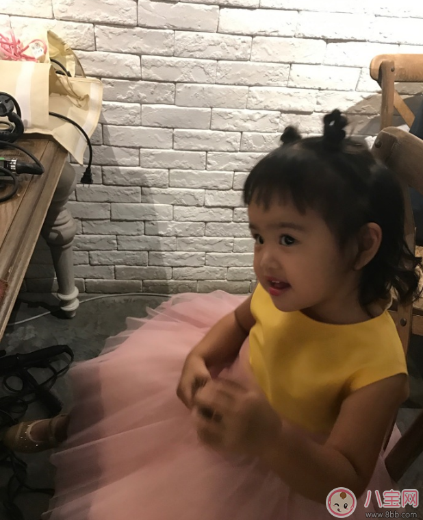 包文婧女兒餃子梳超可愛哪吒頭 超可愛哪吒頭怎么扎 包文婧女兒餃子梳超可愛哪吒頭 超可愛哪吒頭怎么扎