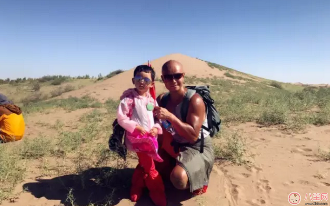 樂(lè)嘉帶4歲女兒穿越沙漠徒步76公里 女兒腿上發(fā)滿(mǎn)皰疹