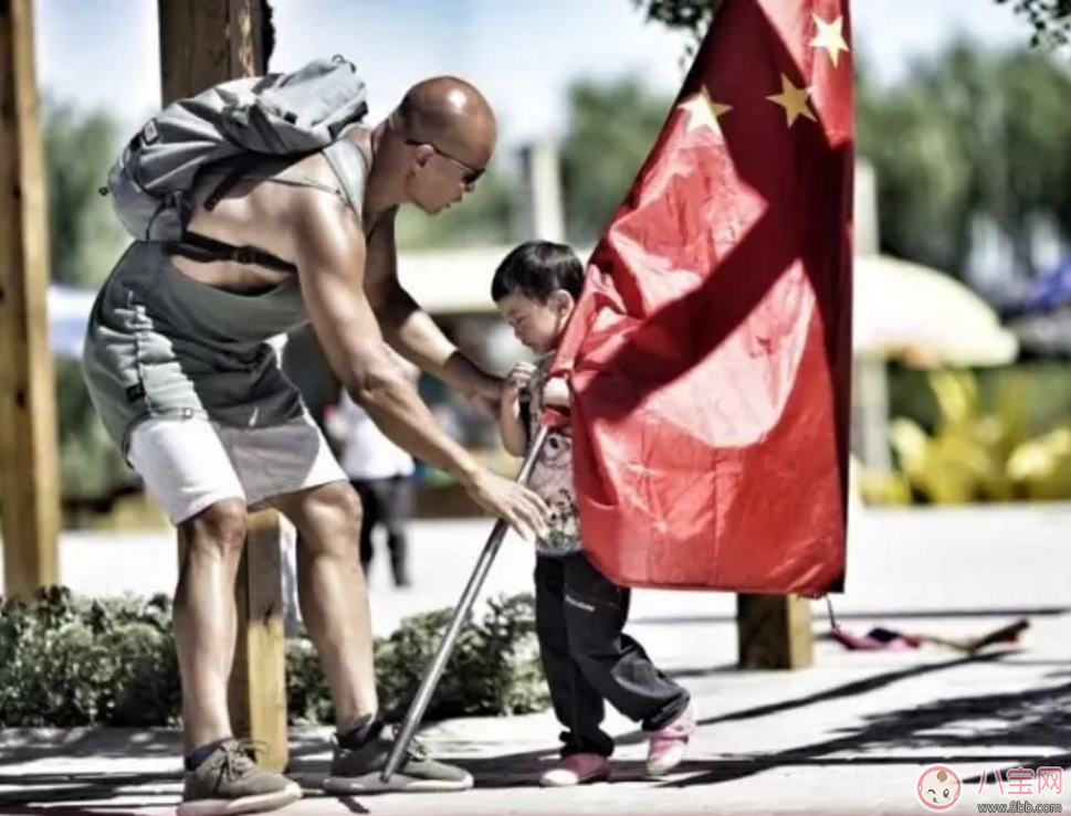 樂(lè)嘉帶4歲女兒穿越沙漠徒步76公里 女兒腿上發(fā)滿(mǎn)皰疹