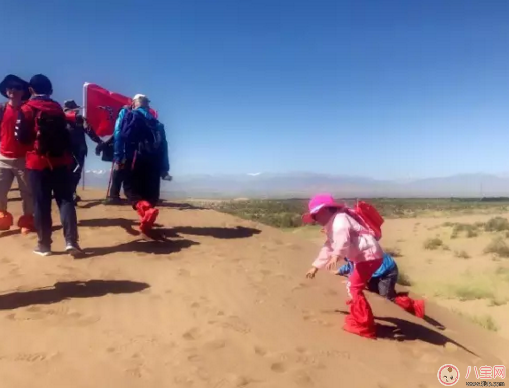 樂(lè)嘉帶4歲女兒穿越沙漠徒步76公里 女兒腿上發(fā)滿(mǎn)皰疹