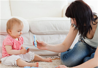 寶寶愛(ài)玩拼圖好處多  提升智力強(qiáng)化邏輯