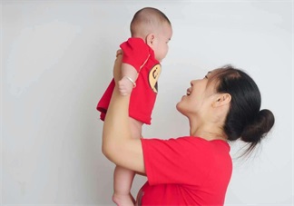 和孩子玩舉高高究竟好不好 和孩子玩的游戲推薦