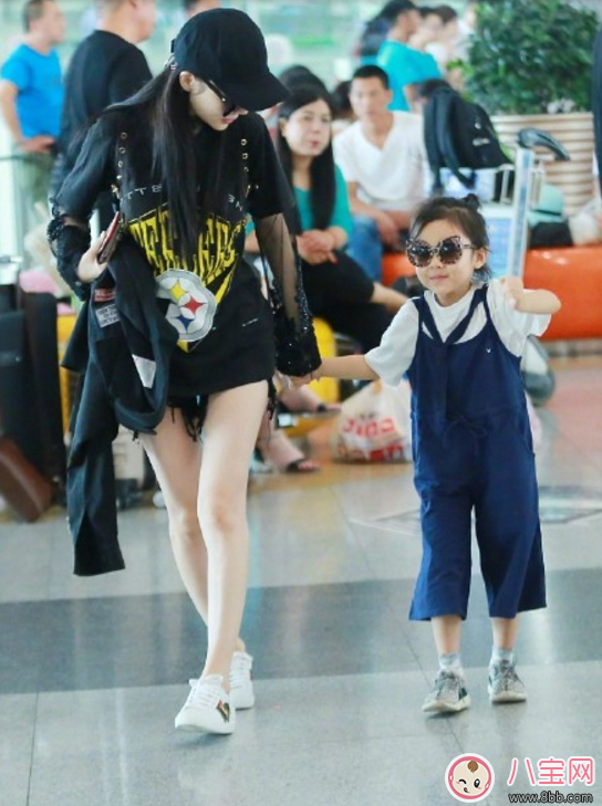 甜馨穿衣越來(lái)越美 如何給寶寶選購(gòu)衣服