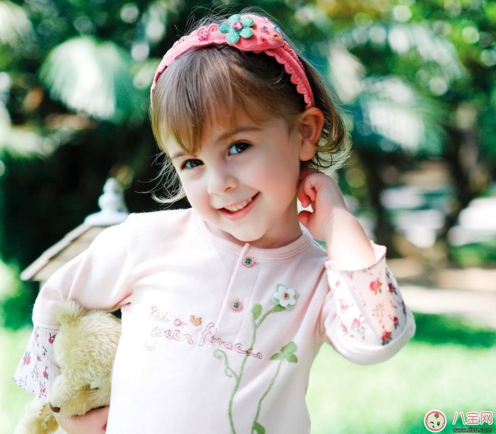 甜馨穿衣越來(lái)越美 如何給寶寶選購(gòu)衣服