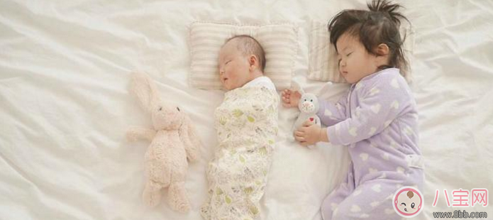 親子故事 記錄下兩個寶寶成長的瞬間