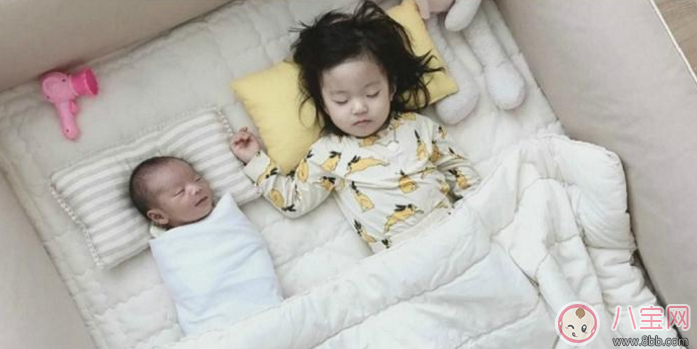 親子故事 記錄下兩個寶寶成長的瞬間